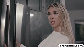 Transbabe Aubrey Kate fucks her man